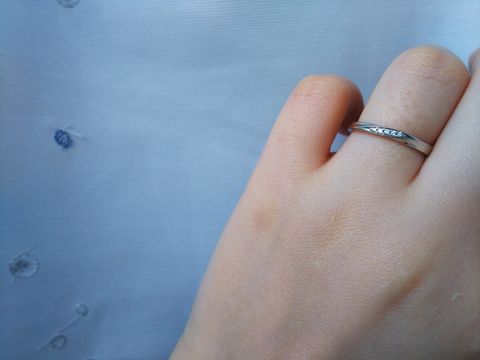 【4℃ BRIDAL(ヨンドシーブライダル)の口コミ】 ペアでの購入だったので、旦那の気に入るものにしました。細めのリングで…