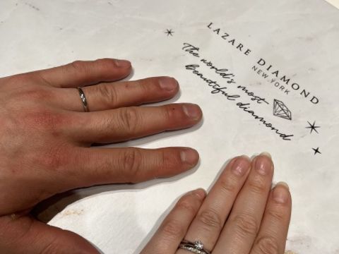 【ラザール ダイヤモンド(LAZARE DIAMOND)の口コミ】 夫の希望もあり、婚約指輪と同じお店にしました。
毎日つける結婚指輪にも…