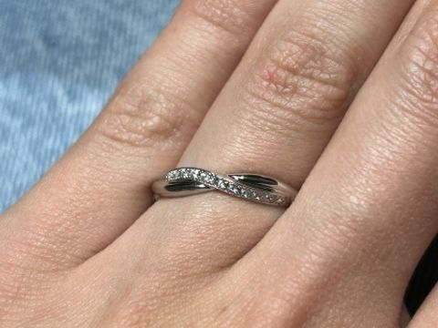 【ラザール ダイヤモンド(LAZARE DIAMOND)の口コミ】 デザインやフィット感がよかった。ウェーブで丸みがかっているからか、か…