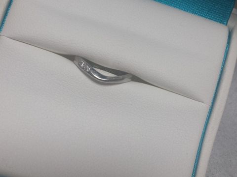 【銀座ダイヤモンドシライシの口コミ】 指が短いのが悩みで、Vラインのものを選びました。
ダイヤが二つ小さいも…