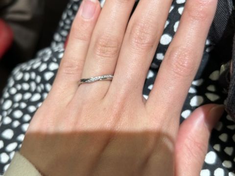 【銀座ダイヤモンドシライシの口コミ】 ねじれているデザインに惹かれました。
シンプルでありながらも、真っ直ぐ…