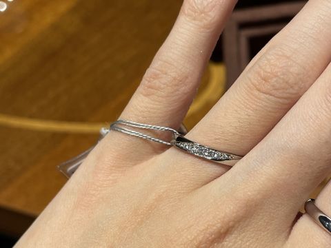 【TANZO.(鍛造指輪)の口コミ】 ダイヤが斜めに入っており、鍛造製法のものを探して伺いました。太さやデ…