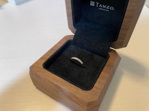 【TANZO.(鍛造指輪)の口コミ】 婚約指輪と結婚指輪を違う色味にして重ね付けすることに憧れがあったため…