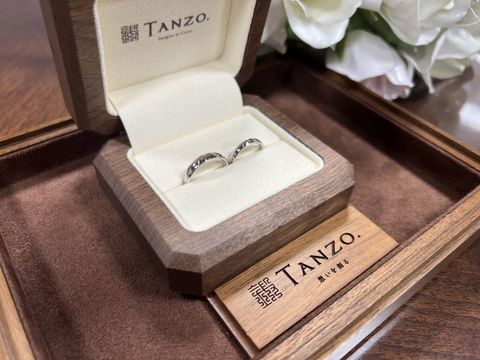 【TANZO.(鍛造指輪)の口コミ】 素材が7種類、形が5種類の中から選ぶことが出来ました。
自分達の希望のデ…