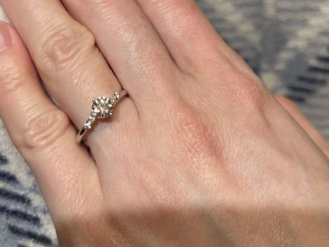 【BRIDGE(ブリッジ)の口コミ】 シンプルで重ね付けの出来るデザインを探していました。
ストレートとウェ…