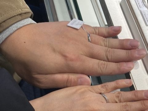 【アイプリモ(I-PRIMO)の口コミ】 ウェーブのある指輪を探しておりました。結婚指輪として着用するのに2人で…