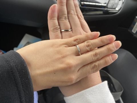 【銀座ダイヤモンドシライシの口コミ】 指の水かきが大きいのか薬指の間で角度がついており、直線的な指輪を着用…