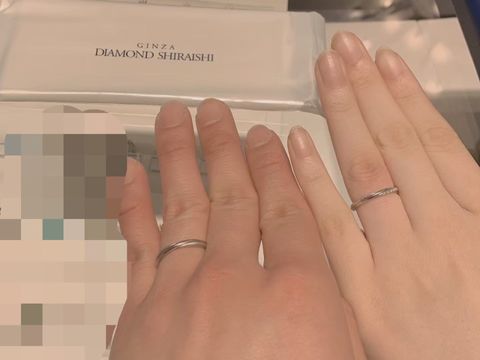 【銀座ダイヤモンドシライシの口コミ】 女性の方の指輪のデザインとして、指輪を着けたときに、両側にストーンが…