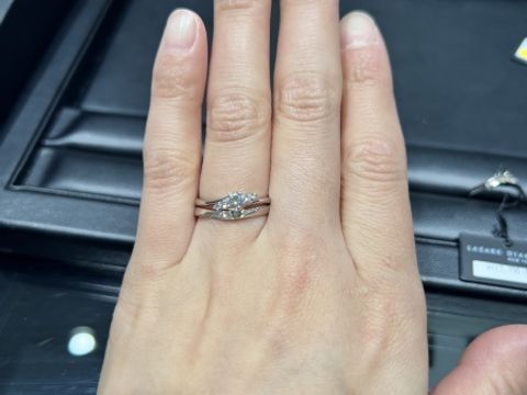 【ラザール ダイヤモンド(LAZARE DIAMOND)の口コミ】 もともと結婚指輪との重ね付けができるデザインで探してました。セットリ…
