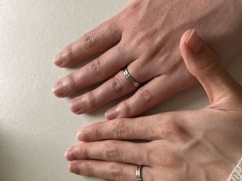 【Mariage ent(マリアージュエント)の口コミ】 金属アレルギーの人がつけても反応しづらいプラチナ素材です。
最初は違う…