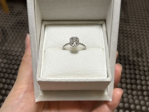 【ENUOVE(イノーヴェ)の口コミ】 縦長の四角い　エメラルドカットの指輪を探してたけど　どこにもないし　…