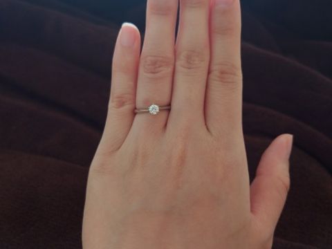 【銀座ダイヤモンドシライシの口コミ】 日常的に結婚指輪と重ね付けしたかったので、ダイヤモンドに高さが出ない…