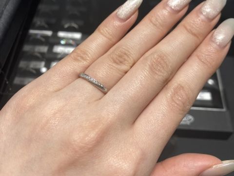 【エクセルコダイヤモンド(EXELCO DIAMOND)の口コミ】 もともと斜めにメレダイヤが入ったデザインで他ブランドさんと合わせて検…