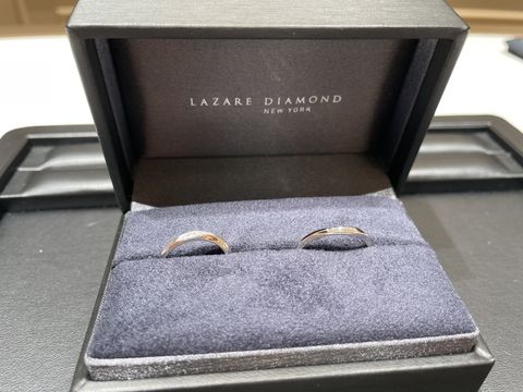 【ラザール ダイヤモンド(LAZARE DIAMOND)の口コミ】 歳を重ねてもつけれるデザインを探していました。ウェーブ型なので、指が…