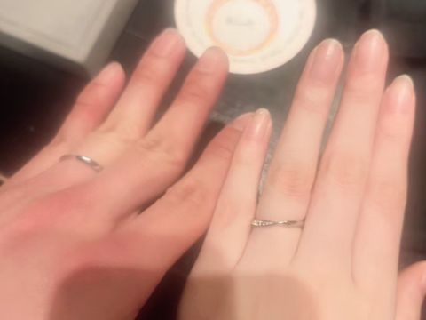 【ケイウノ ブライダル(K.UNO BRIDAL)の口コミ】 女性の方の指輪のデザインとして、指輪を着けたときに、両側にストーンが…