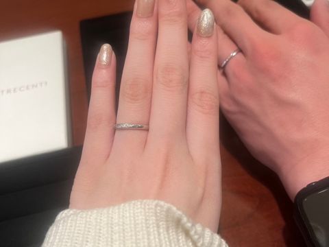 【TRECENTI(トレセンテ)の口コミ】 女性の方の指輪のデザインとして、指輪を着けたときに、両側にストーンが…