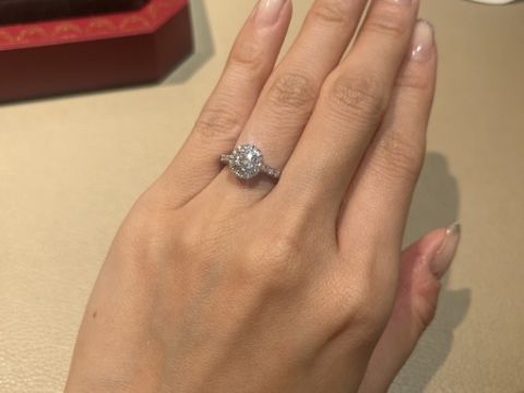 【カルティエ(Cartier)の口コミ】 デスティネ 0.4ctくらいだったかと思います。
かなりボリューム感がありま…