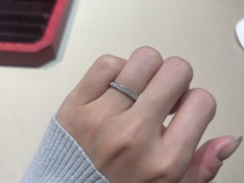【カルティエ(Cartier)の口コミ】 ハーフエタニティで探していました。
レール留めなのでひっかかったりは一…