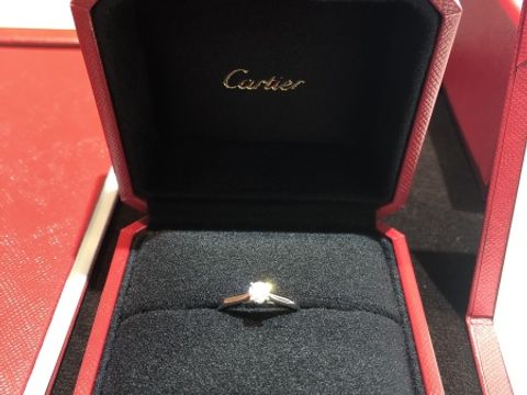 【カルティエ(Cartier)の口コミ】 指輪と言えばカルティエと決めていました。
デザインも多いし、高級感があ…