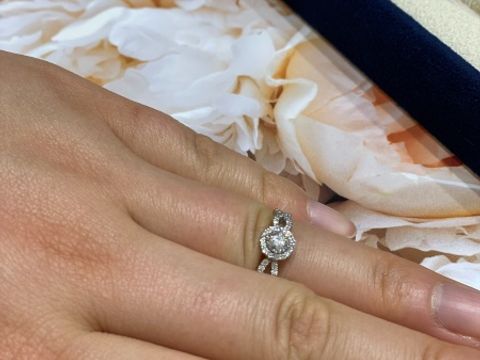 【ヴァンドーム青山(VENDOME AOYAMA)の口コミ】 ダイヤモンド一石のデザインは嫌だったので、ダイヤモンドの周りにも縁取…