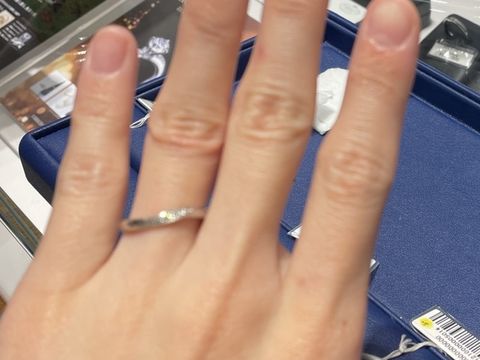 【銀座ダイヤモンドシライシの口コミ】 シンプルで、付け心地がいいところをポイントに選びました。また、似合う…