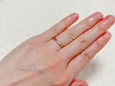 【エクセルコダイヤモンド(EXELCO DIAMOND)の口コミ】 わたしは指が短めですので、幅はなるべく細いものを探していて、その中で…