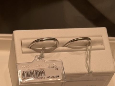 【フェスタリア サンクチュアリの口コミ】 色々なデザインの指輪がありとても迷いました。結婚指輪についているダイ…