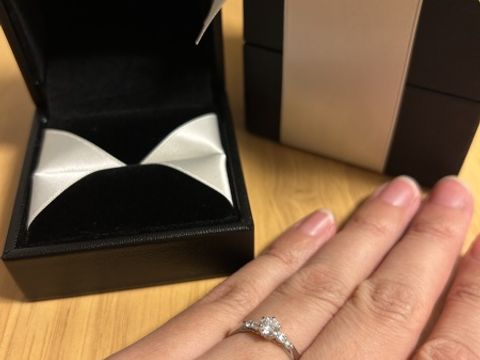 【エクセルコダイヤモンド(EXELCO DIAMOND)の口コミ】 とても上品なデザインです。
リングも細すぎないので、何年経っても問題な…