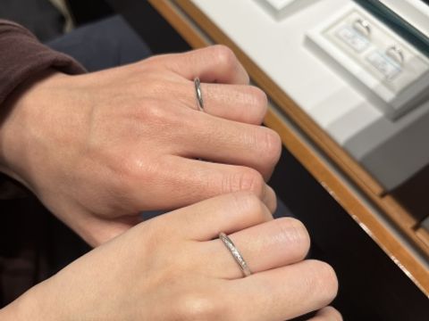 【エクセルコダイヤモンド(EXELCO DIAMOND)の口コミ】 試着したものは、斜めにカットが入ってそこにダイヤを埋め込んだ形がオシ…