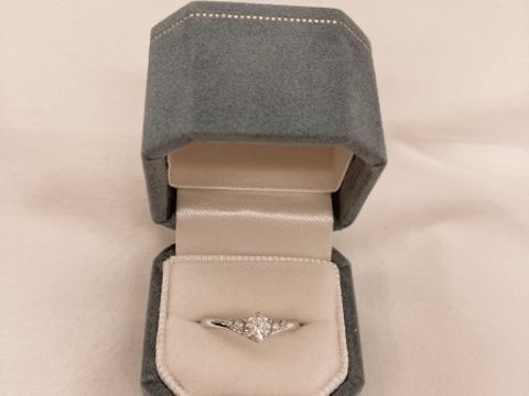 【Flowaves(フロウェーブス)の口コミ】 事前に2人で婚約指輪を見に行き、V字型のもの、サイドメレのあるものが好…