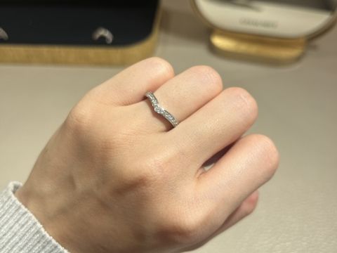 【ショーメ(CHAUMET)の口コミ】 ハーフエタニティで検討していました。
V字のデザインが洗練されていて指…