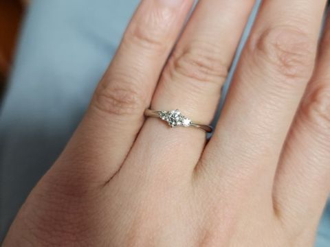 【銀座ダイヤモンドシライシの口コミ】 つけ心地がとてもよかった。ダイヤがとても繊細できれいだった。真ん中の…