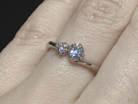 【TANZO.(鍛造指輪)の口コミ】 華奢なデザインですが指の太さが気になることも無く、ダイヤの存在感も程…