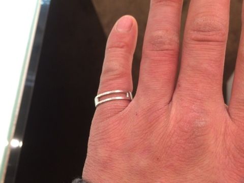 【JEWELRY  KAMATA(ジュエリーかまた)の口コミ】 太めのリングが大きく くり抜かれている所が印象的でした。くり抜かれた部…