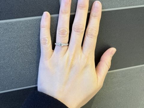 【Foulason(フレゾン)の口コミ】 メインのダイヤだけではなくメレダイヤも大きめです。左右3つずつメレがつ…