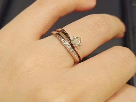 【ROYAL ASSCHER(ロイヤル・アッシャー)の口コミ】 四角いカットのV字の婚約指輪。
2024年の3月に発売したばかりのものらしい…