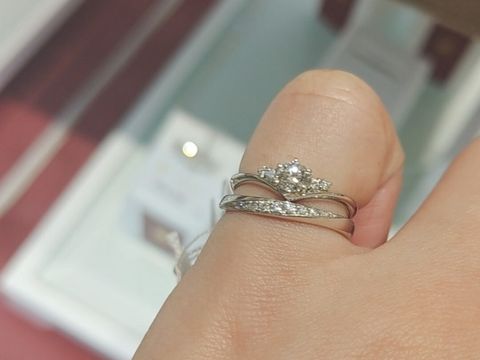 【モニッケンダム(MONNICKENDAM)の口コミ】 既存の結婚指輪に合う婚約指輪を後からではあるが探していた。
指が長く見…