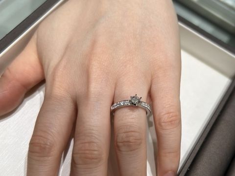 【アイプリモ(I-PRIMO)の口コミ】 現在は細いアームの指輪が主流なのか細身のものが多かったのですが個人的…