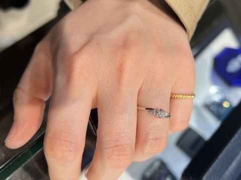 【ROYAL ASSCHER(ロイヤル・アッシャー)の口コミ】 ロイヤルアッシャーといえばの代表的なデザインの一つと思います。
指輪は…