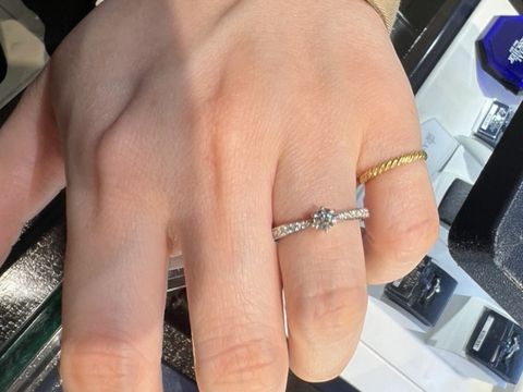 【ROYAL ASSCHER(ロイヤル・アッシャー)の口コミ】 ロイヤルアッシャーの白い輝きが好きで、婚約指輪探しをする時は絶対試着…