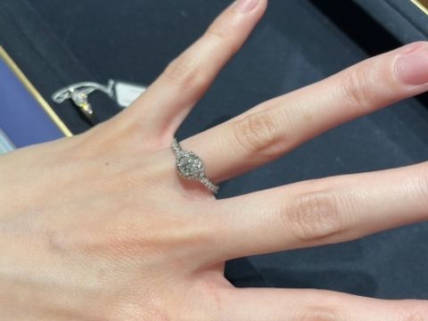 【ショーメ(CHAUMET)の口コミ】 友人や知人と被らないデザインで探しており、なおかつエメラレルドカット…