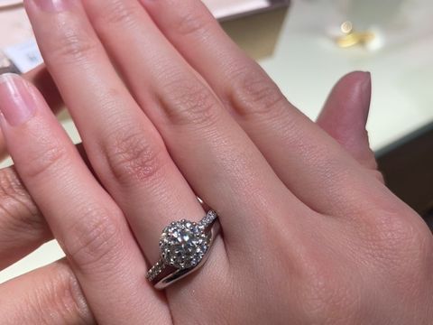 【ブルガリ(BVLGARI)の口コミ】 取り巻きデザインの婚約指輪と重ね付けできるデザインかつ、夫婦で同じデ…