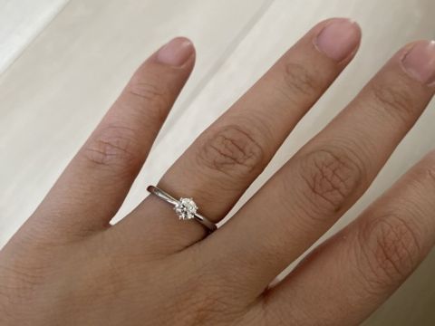 【アイプリモ(I-PRIMO)の口コミ】 重ね付けしやすいデザインで、結婚指輪と一緒に長く使えそうなのが良い。…