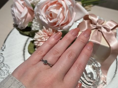 【アイプリモ(I-PRIMO)の口コミ】 【指輪のデザインについて】
・シンプルだが、ダイヤを引き立たせるような…