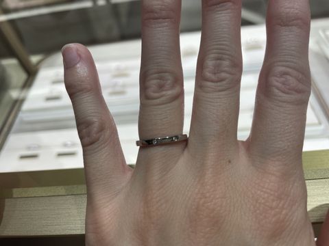 【カルティエ(Cartier)の口コミ】 表のデザインだけでなく、裏側にもCartierのロゴやダイアモンドが付いてお…