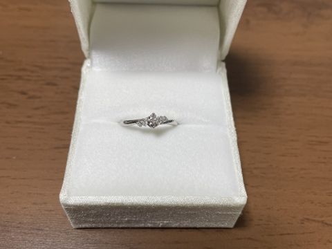 【1122 iifuufu bridal(いい夫婦ブライダル)の口コミ】 ウェーブで細身のデザインなので、エレガントで主張し過ぎていないところ…