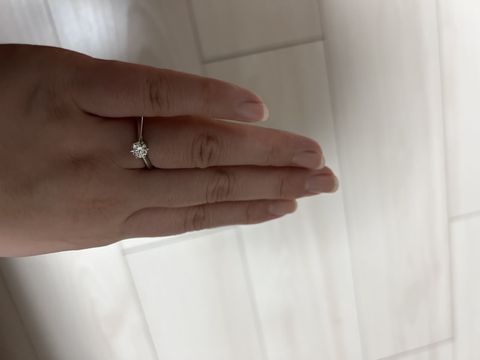 【銀座ダイヤモンドシライシの口コミ】 ダイヤモンドの輝きが綺麗に見えるデザインであり、また爪でダイヤモンド…