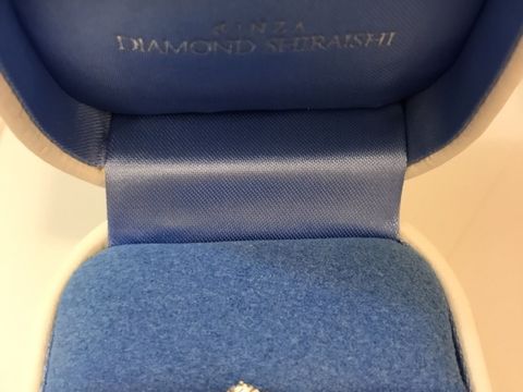 【銀座ダイヤモンドシライシの口コミ】 彼女と一緒に見に行ったので彼女が一番気に入ったものを選びました。
スト…