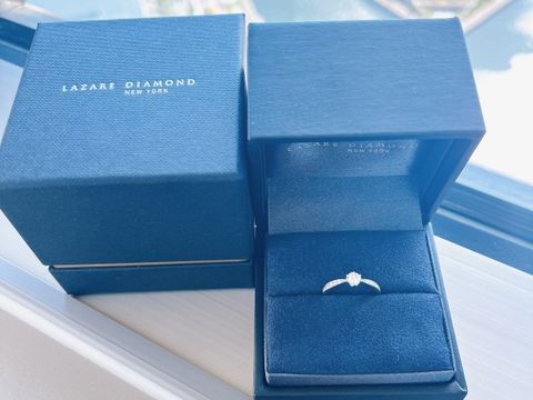 【ラザール ダイヤモンド(LAZARE DIAMOND)の口コミ】 アームにもメレダイヤが付いていてキラキラ可愛らしいデザインです。
派手…