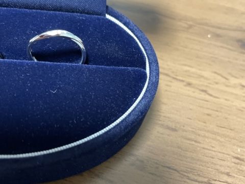 【nocur(ノクル)の口コミ】 プラチナ素材の指輪で、ウェーブタイプ。
ストーンがあしらわれているので…